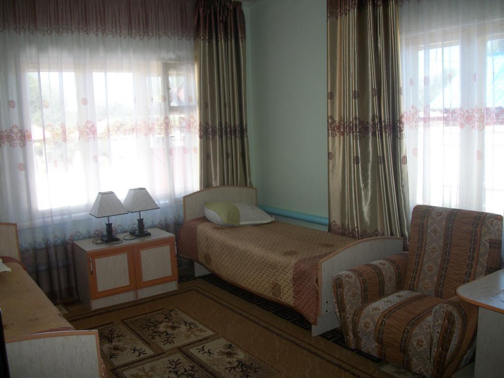Hotel Enirest Karakol Habitación foto
