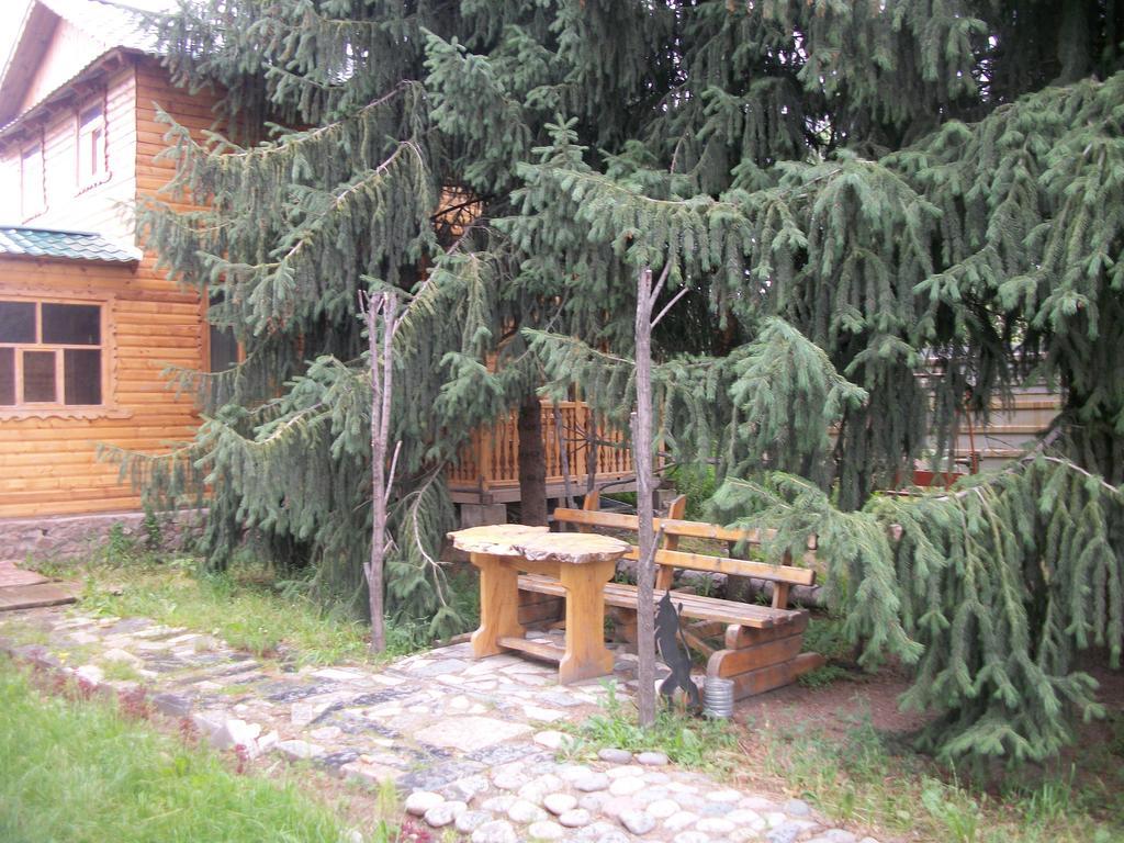 Hotel Enirest Karakol Exterior foto